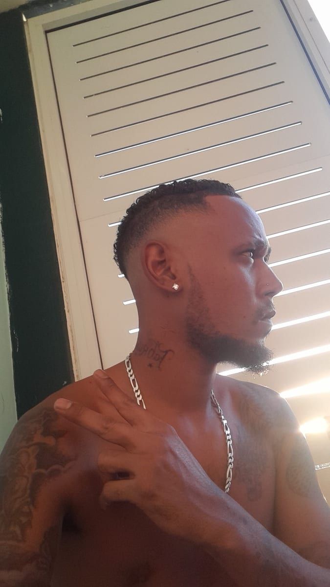 Barry - Gay male à Puplinge Profil de Barry, 29 ans, Gay male à Puplinge (Genève)