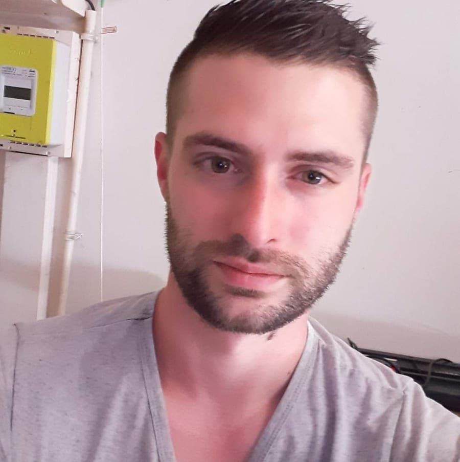 Olan - Gay male à Sent Profil de Olan, 25 ans, Gay male à Sent (Grisons)