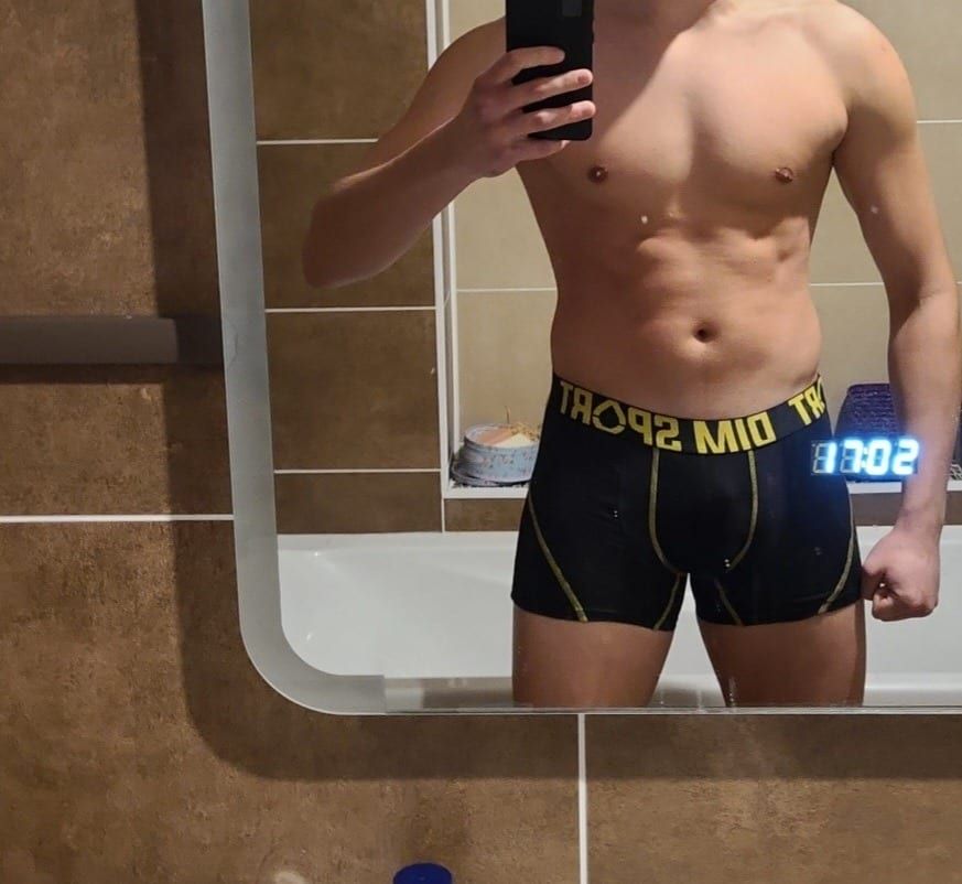 Thang - Gay male à Pitasch Profil de Thang, 28 ans, Gay male à Pitasch (Grisons)