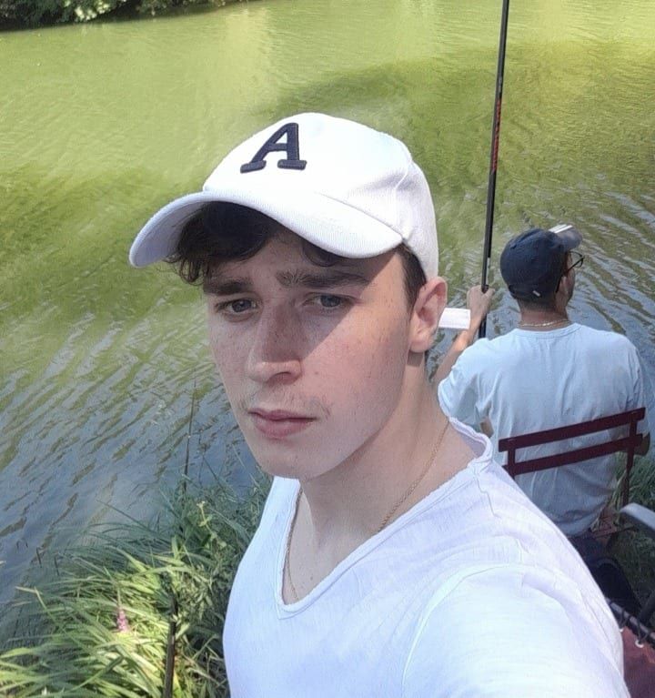 Sarkis - Gay male à Bondo Profil de Sarkis, 22 ans, Gay male à Bondo (Grisons)