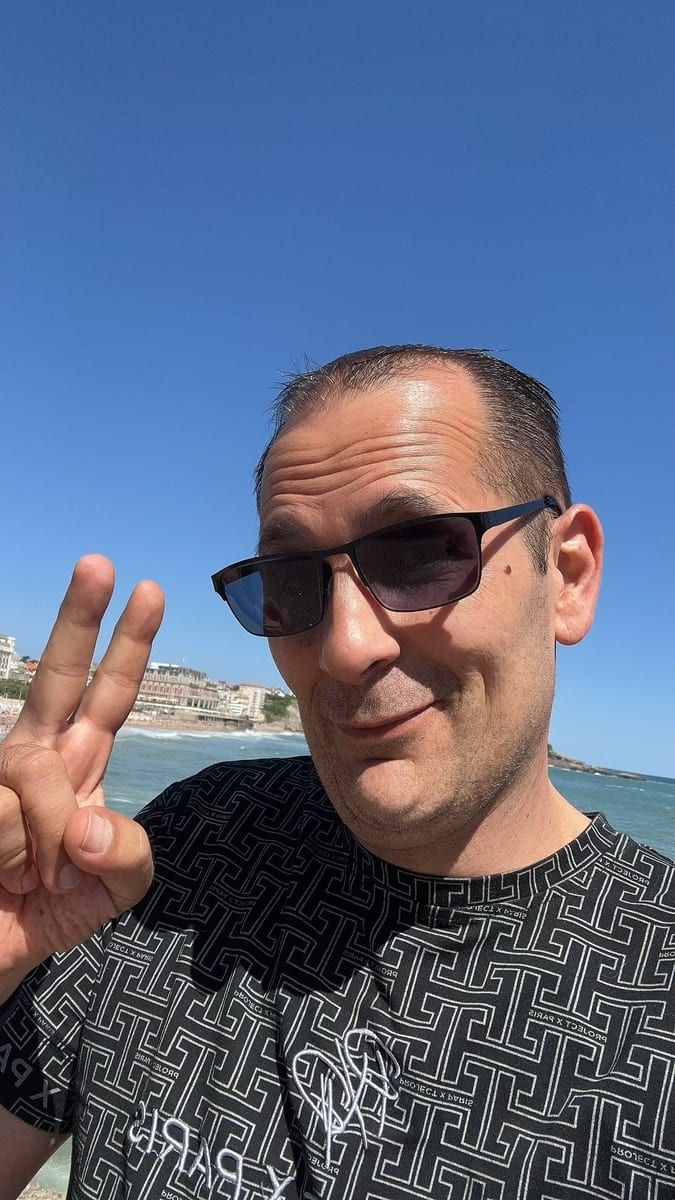Pierre-richard - Gay male à Zénauva Profil de Pierre-richard, 29 ans, Gay male à Zénauva (Fribourg)