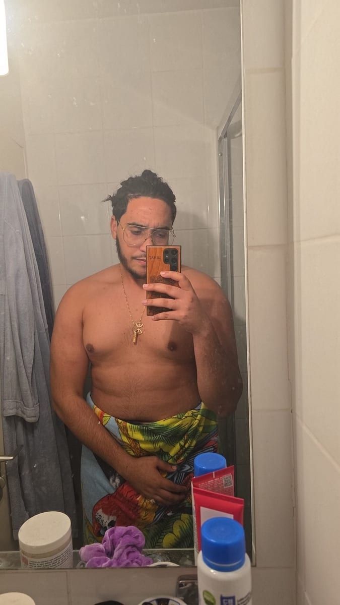 Siyar - Gay male à Malix Profil de Siyar, 24 ans, Gay male à Malix (Grisons)