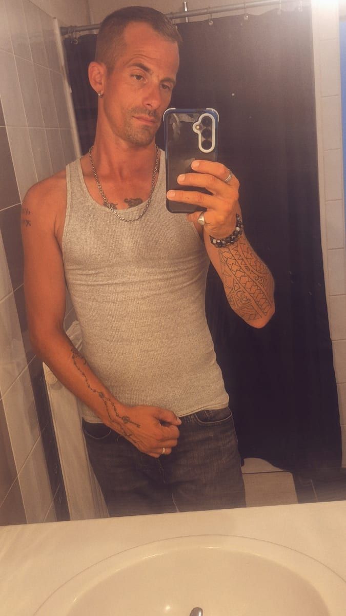 Kennedy - Gay male à Rabius Profil de Kennedy, 45 ans, Gay male à Rabius (Grisons)