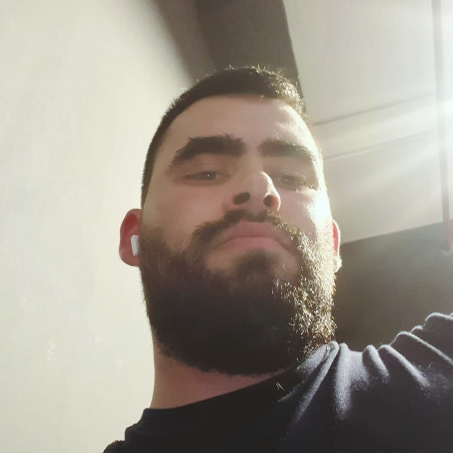 Leart - Gay male à Pany Profil de Leart, 34 ans, Gay male à Pany (Grisons)