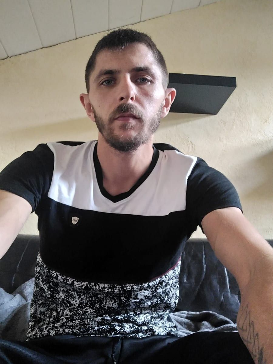 Sidar - Gay male à Kaisten Profil de Sidar, 31 ans, Gay male à Kaisten (Argovie)