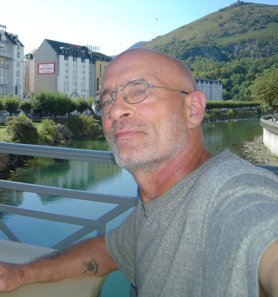 Yan - Gay male à Tschlin Profil de Yan, 35 ans, Gay male à Tschlin (Grisons)