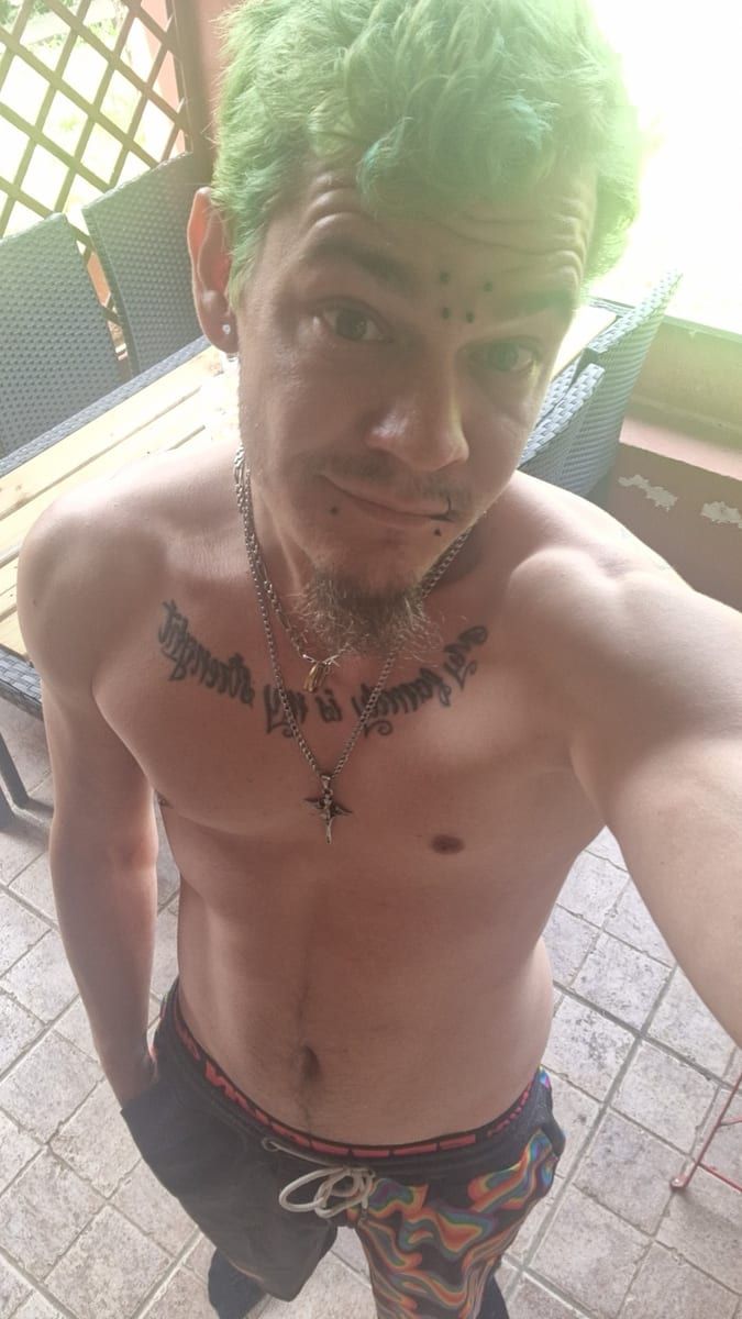 Syam - Gay male à Cuarny Profil de Syam, 27 ans, Gay male à Cuarny (Vaud)