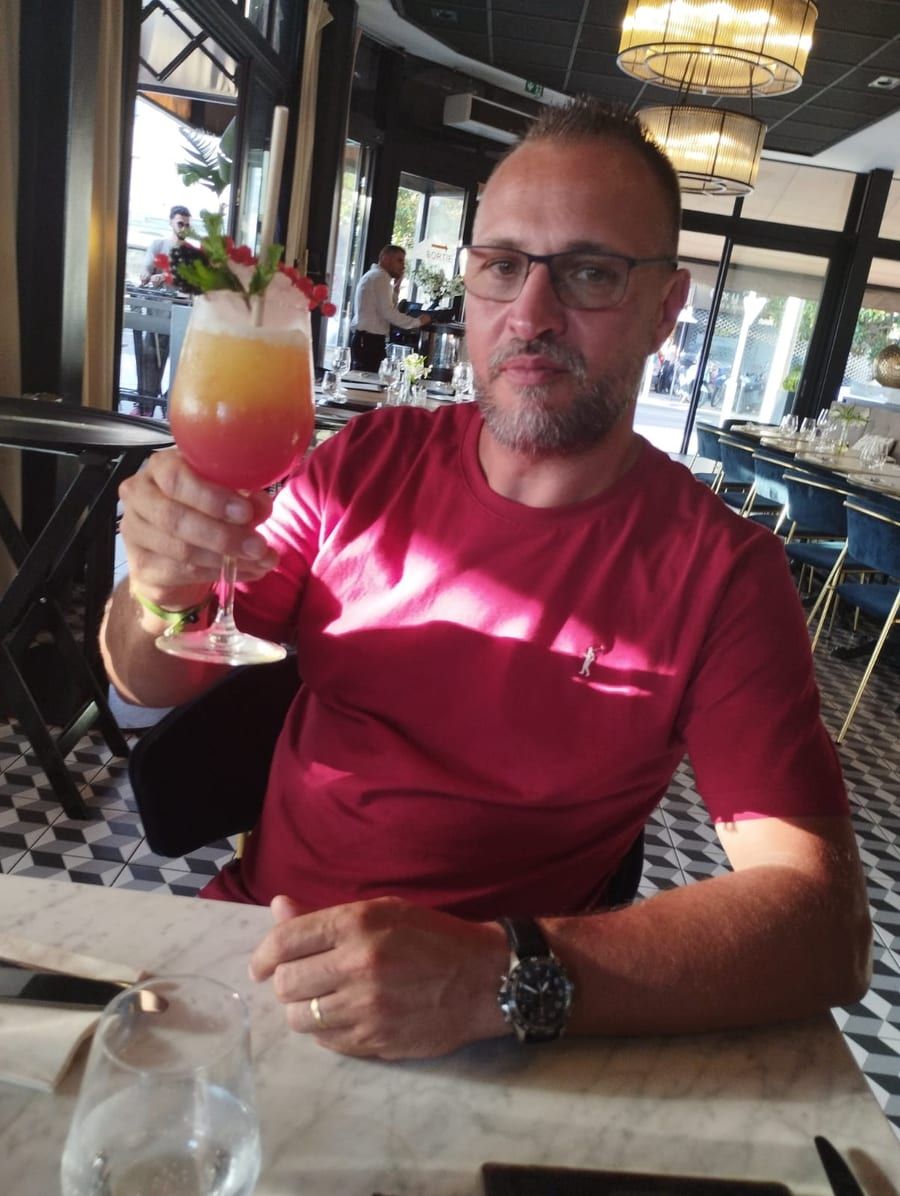 Yvano - Gay male à Rabius Profil de Yvano, 43 ans, Gay male à Rabius (Grisons)