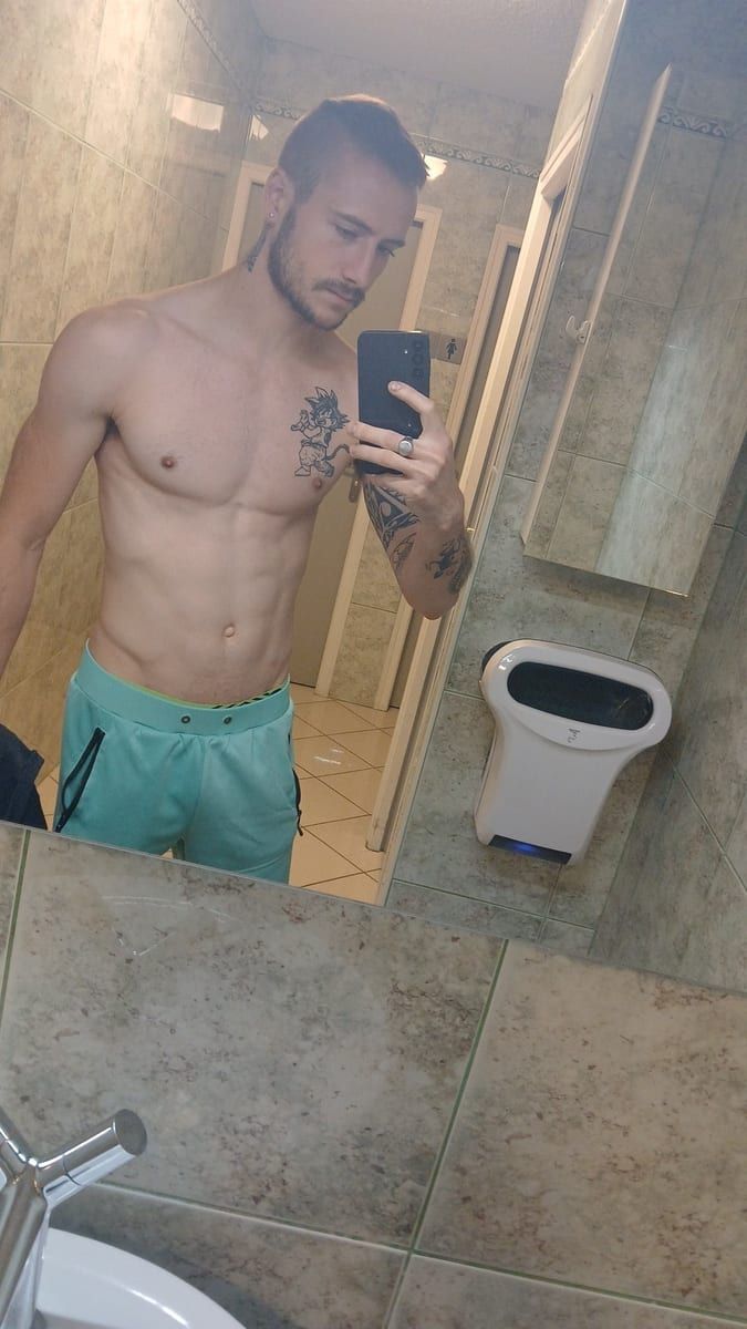 Devris - Gay male à Innerferrera Profil de Devris, 30 ans, Gay male à Innerferrera (Grisons)