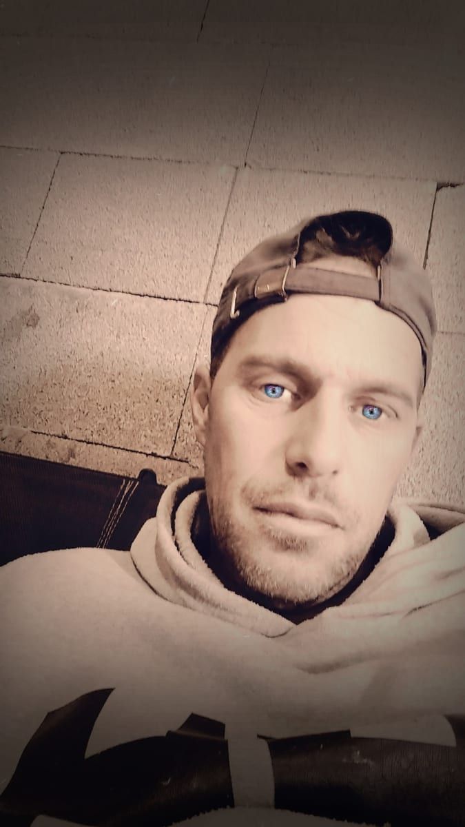 Emerys - Gay male à Arogno Profil de Emerys, 30 ans, Gay male à Arogno (Tessin)