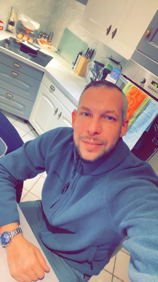 Thiebault - Gay male à Igis Profil de Thiebault, 25 ans, Gay male à Igis (Grisons)