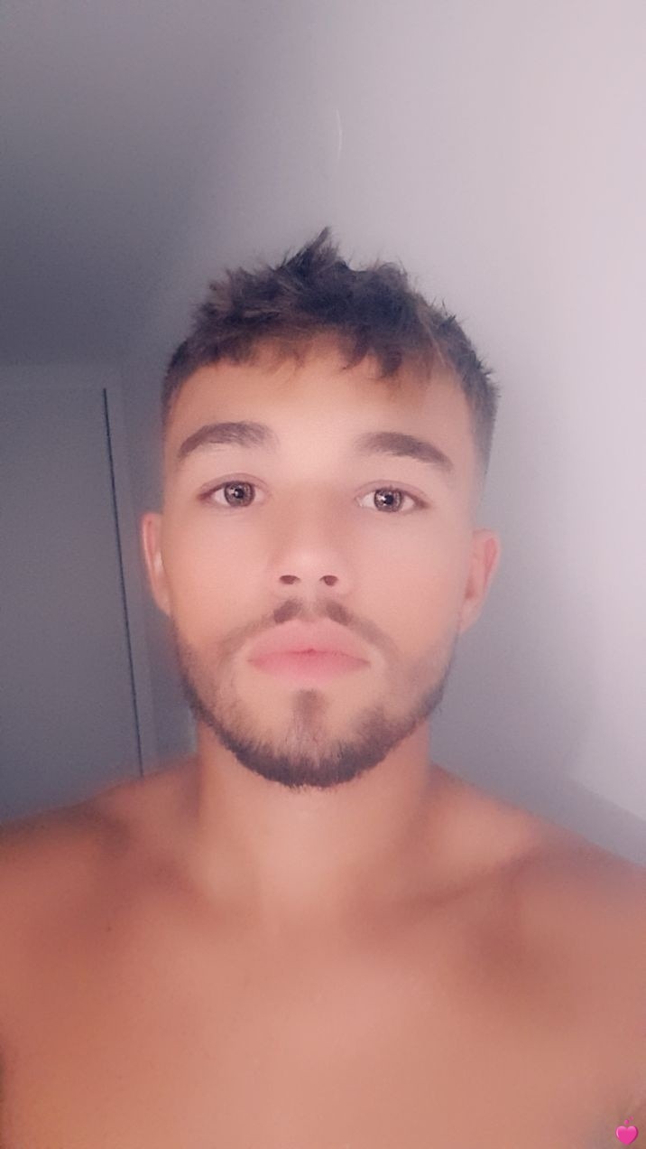 Ianis - Gay male à Brusio Profil de Ianis, 25 ans, Gay male à Brusio (Grisons)